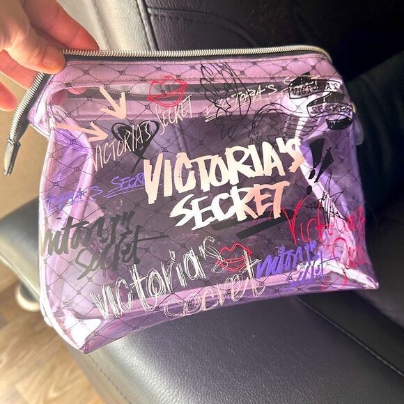 Victoria's Secret Medium Makeup
Bag - Stylish & Practical - Picture 15 of 15